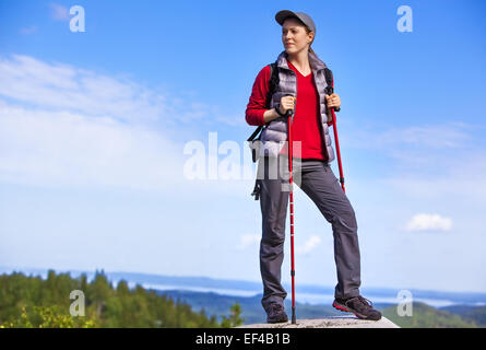 Junge Frau Tourist auf Berggipfel stehen und blickte zur Seite. Stockfoto