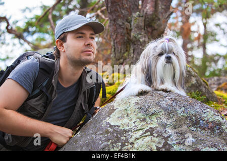 Junger Mann Tourist mit Shih-Tzu Hund Portrait. Stockfoto