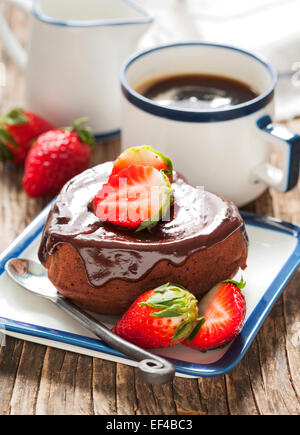 Schokoladenkuchen mit Erdbeere in Herzform Stockfoto