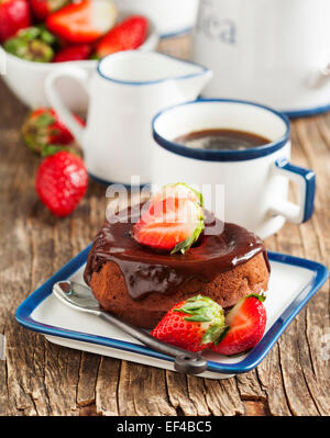 Schokoladenkuchen mit Erdbeere in Herzform Stockfoto