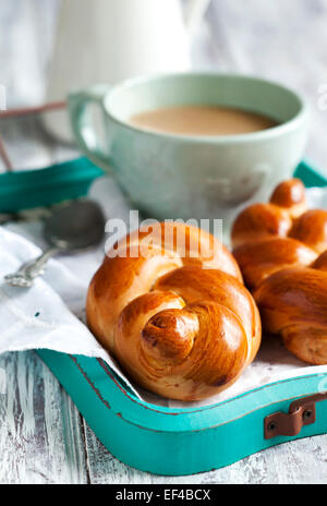 Geflochtene Brötchen und eine Tasse Kakao oh Stockfoto