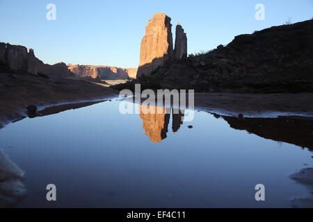 Park Avenue Trail im Arches-Nationalpark bei Sonnenuntergang Foto von Jen Lombardo Stockfoto