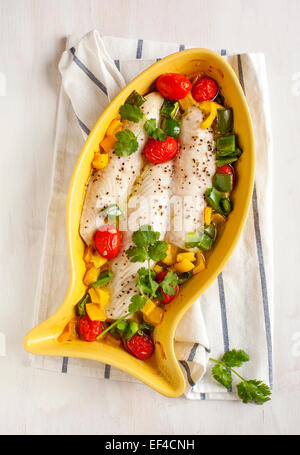 Gebackenes Fischfilet mit Tomaten und Paprika Stockfoto