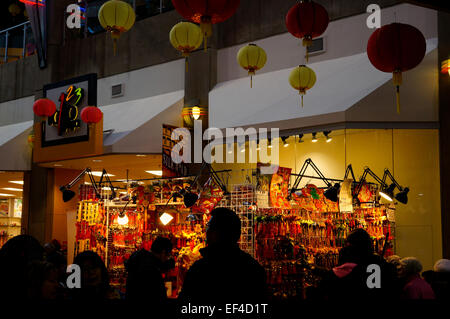 Menschen beim Einkaufen für traditionelle Glücksbringer am chinesischen Neujahrsfest in Chinatown, Vancouver, BC, Kanada. Stockfoto