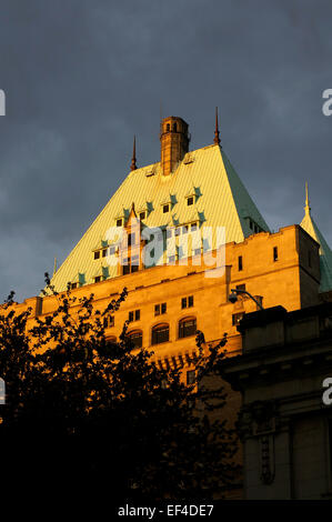 Reich verzierte Kupferdach des Fairmont Hotel Vancouver bei Sonnenuntergang in der Innenstadt von Vancouver, British Columbia, Kanada Stockfoto