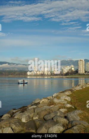 Ein False Creek Fähre auf die English Bay mit West End und die North Shore Berge im Hintergrund, Vancouver, BC, Kanada Stockfoto