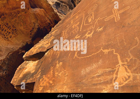 Petroglyphen auf Atlatl Rock im Valley of Fire State Park, NV bezeichnen die längst Präsenz der alte Pueblo-Völker, auch bekannt ein Stockfoto