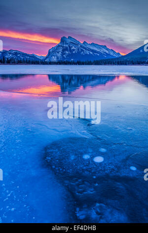 Spektakuläres Morgenlicht im Winter, Mount Rundle, Banff National Park, Alberta, Kanada Stockfoto