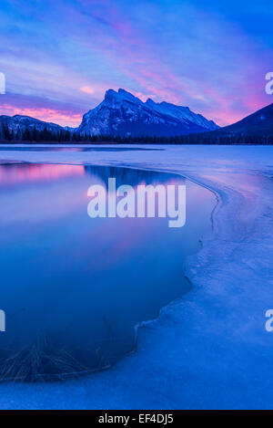 Spektakuläre Dämmerlicht, Mount Rundle, Banff Nationalpark, Alberta, Kanada Stockfoto