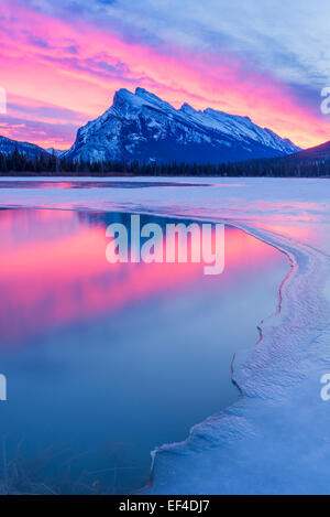 Spektakuläres Morgenlicht im Winter, Mount Rundle, Banff National Park, Alberta, Kanada Stockfoto