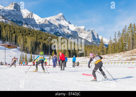 Skirennen in Canmore Nordic Centre Provincial Park, Canmore, Alberta, Kanada Stockfoto