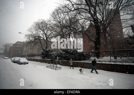 New York, USA. 26. Januar 2015. Fußgänger Spaziergänge 20th Street, wie Schnee in der Chelsea-Gegend von Manhattan am Nachmittag des 26. Januar 2015 fällt.  New York und ein großer Teil der Nord-Ostküste der Vereinigten Staaten vorbereitet, was einen historischen Blizzard mit möglichen Ansammlungen von 2-3 Fuß sein kann. Bildnachweis: Adam Stoltman/Alamy Live-Nachrichten Stockfoto