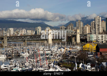 Entspannende Boote in False Creek mit Burrard Bridge im Hintergrund festgemacht, Vancouver, BC, Kanada Stockfoto