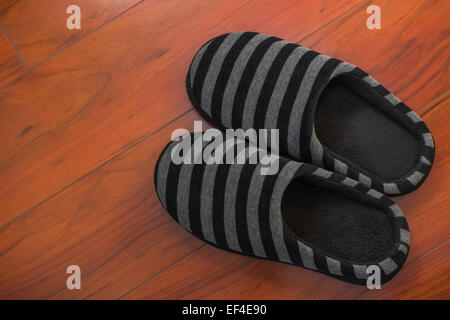 Paar schwarze Schuhe für Mann auf Holzboden im Schlafzimmer Stockfoto