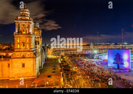 Metropolitan Cathedral und des Präsidenten Palast in Zocalo, Zentrum von Mexiko-Stadt Weihnachtsnacht Stockfoto