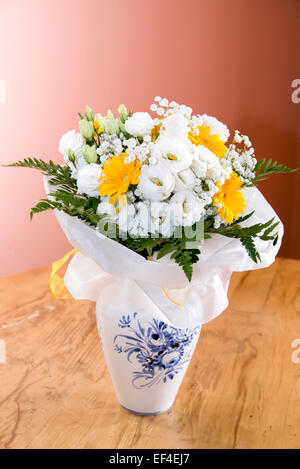 Begonia und Gerbera Blumen im Topf Stockfoto