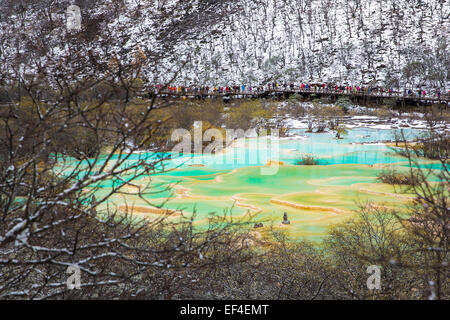 Huanglong Gebiet mit grünen Teich im Winter Schnee Saison, Sichuan, China Stockfoto