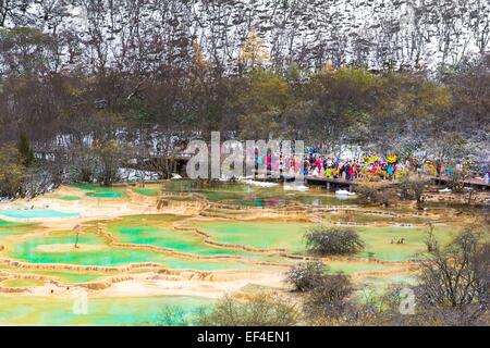Huanglong Gebiet mit grünen Teich im Winter Schnee Saison, Sichuan, China Stockfoto