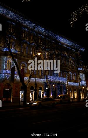 Weihnachtsbeleuchtung auf Bäumen Andrássy Útca, Budapest, Ungarn Stockfoto