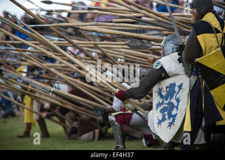 Teilnehmer als schottischen Soldaten, die Teilnahme an einer Kampfszene bei Bannockburn Live bei Bannockburn, Stirlingshire verkleidet. Stockfoto