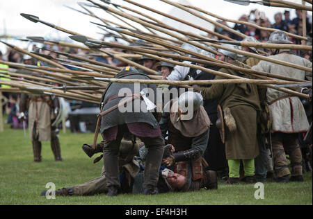 Teilnehmer als schottischen Soldaten, die Teilnahme an einer Kampfszene bei Bannockburn Live bei Bannockburn, Stirlingshire verkleidet. Stockfoto