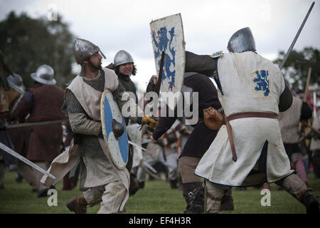 Teilnehmer als Soldaten, die Teilnahme an einer Kampfszene bei Bannockburn Live bei Bannockburn, Stirlingshire verkleidet. Stockfoto