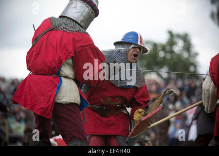 Teilnehmer als Soldaten, die Teilnahme an einer Kampfszene bei Bannockburn Live bei Bannockburn, Stirlingshire verkleidet. Stockfoto