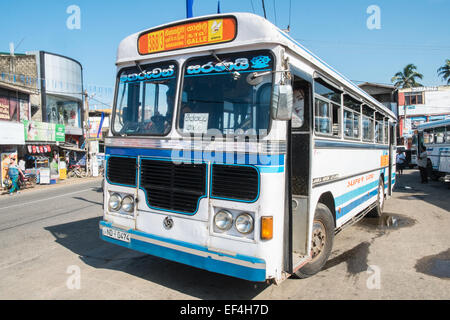 Ashok Leyland Ortsbus in Hikkaduwa Busbahnhof, Galle, Sri Lanka. Stockfoto