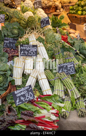 Rustikale suchen frisches Mischgemüse (Regenbogen Mangold, Spargel, weißer Spargel, bunten Karotten, Artischocken) auf einem Marktstand Stockfoto