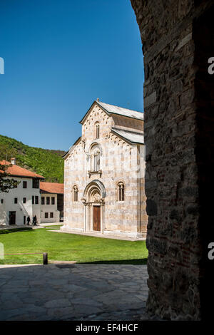 Fassade der Kirche des Klosters Deçan, Kosovo. Das Kloster Visoki Dečani entstand in der Mitte des 14. Jahrhunderts im byzantinischen- Stockfoto