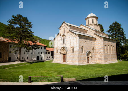 Fassade der Kirche des Klosters Deçan, Kosovo. Das Kloster Visoki Dečani entstand in der Mitte des 14. Jahrhunderts im byzantinischen- Stockfoto