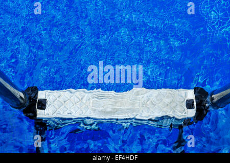 ein Schwimmbad mit einer Leiter in Nahaufnahme Stockfoto