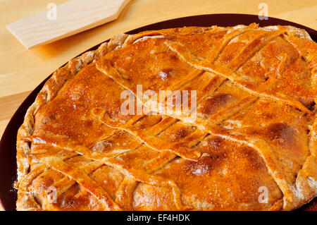 Nahaufnahme von einer Empanada Gallega, eine herzhaft gefüllte Kuchen typisch für Galicien, Spanien Stockfoto