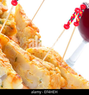 Nahaufnahme einer Platte mit typisch spanischen Pincho de Tortilla, spanische Omelette serviert auf Brot Stockfoto