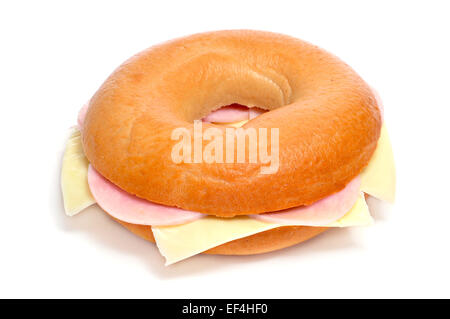 ein Bagel gefüllt mit Schinken und Käse auf einem weißen Hintergrund Stockfoto