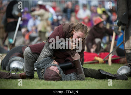 Teilnehmer als Soldaten, die Teilnahme an einer Kampfszene bei Bannockburn Live bei Bannockburn, Stirlingshire verkleidet. Stockfoto