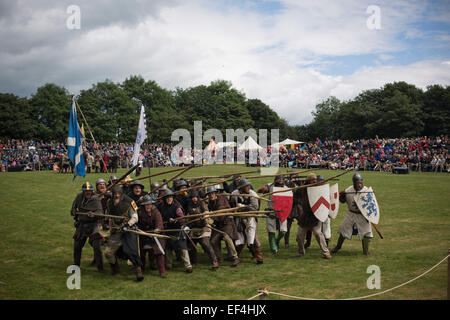 Teilnehmer als schottischen Soldaten, die Teilnahme an einer Kampfszene bei Bannockburn Live bei Bannockburn, Stirlingshire verkleidet. Stockfoto