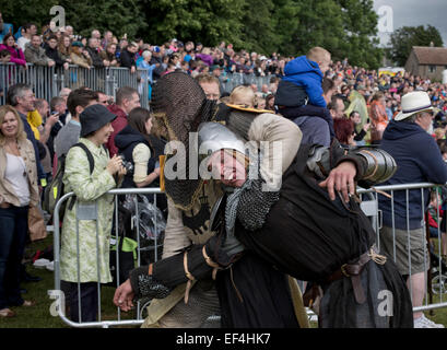 Teilnehmer als Soldaten, die Teilnahme an einer Kampfszene bei Bannockburn Live bei Bannockburn, Stirlingshire verkleidet. Stockfoto