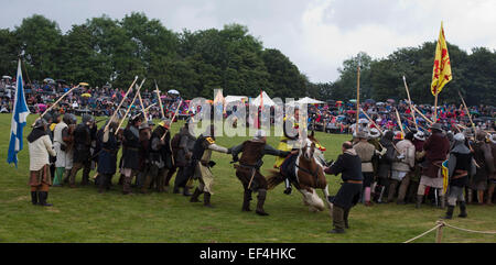 Teilnehmer als Soldaten, die Teilnahme an einer Kampfszene bei Bannockburn Live bei Bannockburn, Stirlingshire verkleidet. Stockfoto