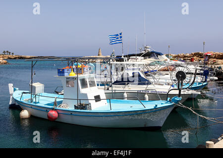 Zypriotische Fischerbooten an ihre Liegeplätze in Pernera, Zypern. Stockfoto
