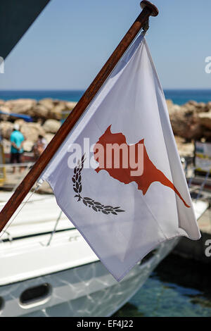 Flagge von Zypern, gesetzt auf einem Mast an Bord ein Tourist cruise Boot, hier mit einer leichten Brise weht die Flagge zu sehen. Stockfoto