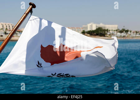 Flagge von Zypern, gesetzt auf einem Mast an Bord ein Tourist cruise Boot, hier mit einer leichten Brise weht die Flagge zu sehen. Stockfoto