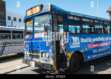 Ashok Leyland Bus am Busbahnhof Galle, Galle, Sri Lanka. Stockfoto