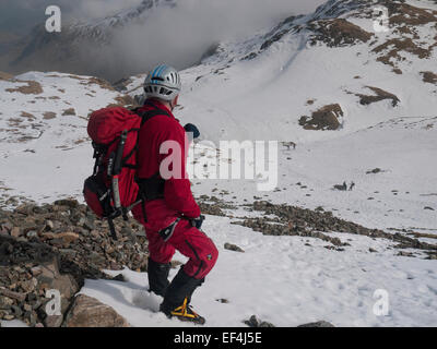 Ein Winter-Kletterer bewundert die Aussicht auf seinem Weg zum zentralen Gully, auf den Berg große Ende im englischen Lake District Klettern Stockfoto