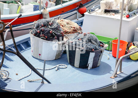 Zypriotische Fischerbooten an ihre Liegeplätze in Pernera, Zypern. Stockfoto