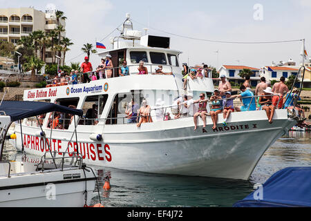 Kleine Kreuzfahrt Schiffe in Golden Bay Harbour bereitet sich für eine kurze Fahrt mit Touristen an Bord zu verlassen. Stockfoto