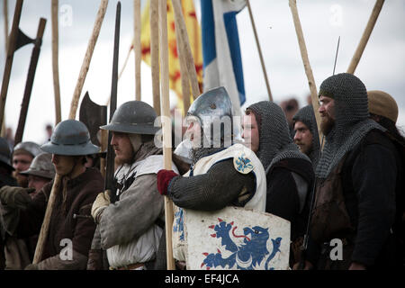 Teilnehmer als schottischen Soldaten, die Teilnahme an einer Kampfszene bei Bannockburn Live bei Bannockburn, Stirlingshire verkleidet. Stockfoto