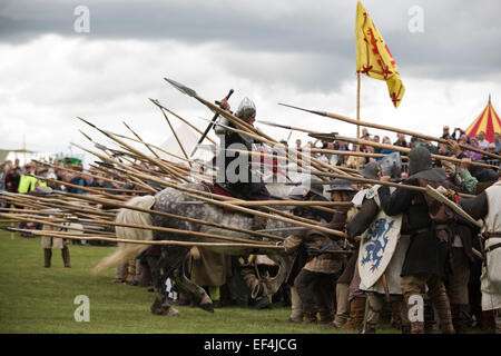 Teilnehmer als schottischen Soldaten, die Teilnahme an einer Kampfszene bei Bannockburn Live bei Bannockburn, Stirlingshire verkleidet. Stockfoto