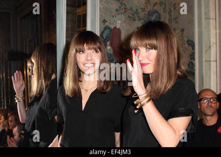 Paris, Frankreich. 26. Januar 2015. Die beiden Sänger Sylvie Hoarau und Aurelie Saada besuchen die Präsentation von Alexis Mabille Kollektion Frühjahr/Sommer 2015 während der Paris Haute Couture Fashion Week in Paris, Frankreich, 26. Januar 2015 vorgestellt. Paris Haute Couture Modenschauen laufen bis 29 Januar2015. Foto: Hendrik Ballhausen /dpa - NO-Draht-SERVICE-/ Dpa/Alamy Live News Stockfoto