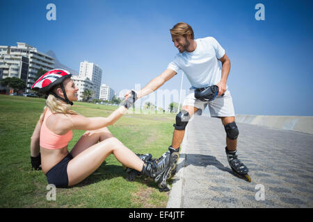 Passen Sie paar, immer bereit, Rollerblade Stockfoto